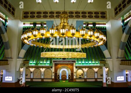 Semarang, Indonesia - CIRCA novembre 2019: Interno della Grande Moschea di Giava Centrale (Masjid Agung Jawa Tengah). Foto Stock