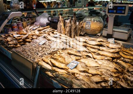 RIGA, LETTONIA - 27 GIUGNO 2019: Pesce nel mercato centrale. Il mercato è stato fatto da un ex hangar per palloncini dirigibili. Foto Stock