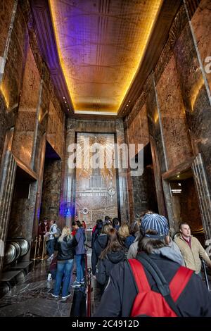 Persone che si accodano nella lobby dell'Empire state Building. Manhattan, New York, Stati Uniti. Foto Stock