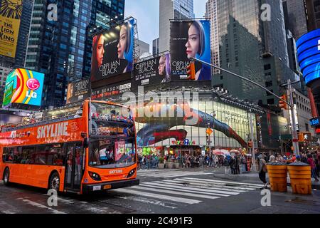 Autobus turistico Hop-on Hop-Off di Times Square. Manhattan, New York, Stati Uniti. Foto Stock