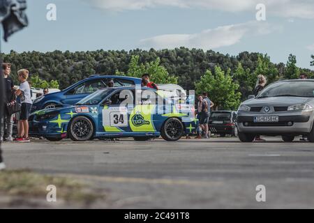 Skradin Croazia, giugno 2020 Subaru Impreza WRX Sti in colore blu parcheggiato nel paddock delle auto da corsa, in mostra per gli spettatori Foto Stock