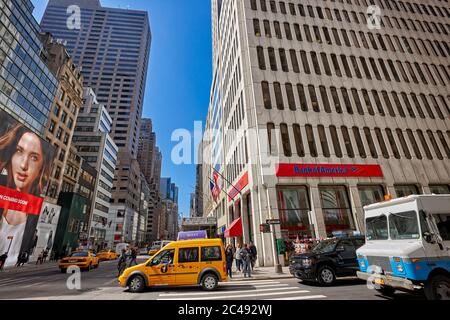 Traffico diurno sulla Fifth Avenue. Manhattan, New York, Stati Uniti. Foto Stock