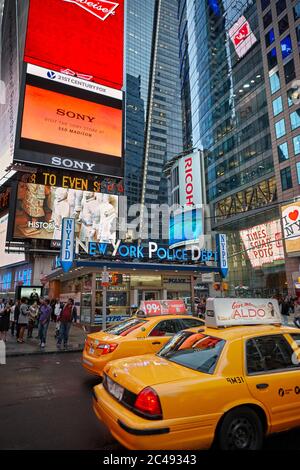 Taxi gialli al NYPD Times Square Precinct. Manhattan, New York, Stati Uniti. Foto Stock