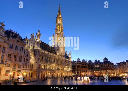 Scena notturna grandangolare della Grand Plance, il punto focale di Bruxelles, Belgio. Il municipio (Hotel de Ville) domina la composizione con il suo Foto Stock