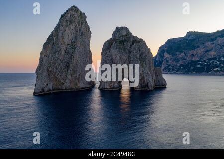 Tramonto visto da Marina piccola, tardo pomeriggio, estate sera, i Faraglioni Foto Stock