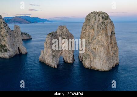 Tramonto visto da Marina piccola, tardo pomeriggio, estate sera, i Faraglioni Foto Stock