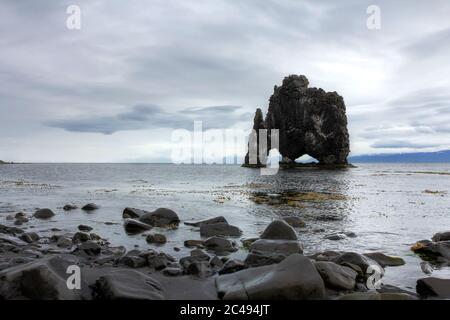 Hvitserkur Rock (la città bianca da notte) a Hunafjord, Islanda del Nord. I colori sono mantenuti per l'usabilità, ma sono fantastici in bianco e nero. Foto Stock