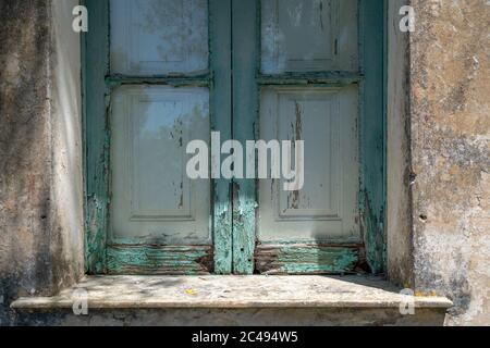 antiche finestre in legno erose dal tempo Foto Stock