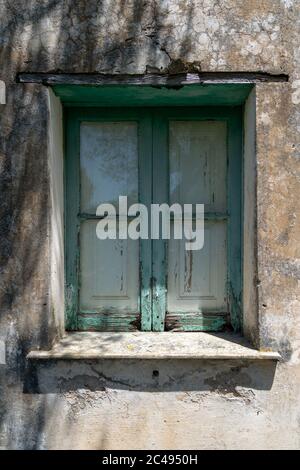 antiche finestre in legno erose dal tempo Foto Stock