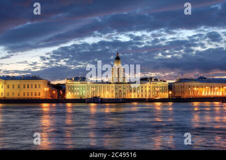 Kunstkammer (Kunstkamera) Museo sull'isola di Vasilevskiy dall'altra parte del fiume Neva a San Pietroburgo, Russia al crepuscolo. Foto Stock