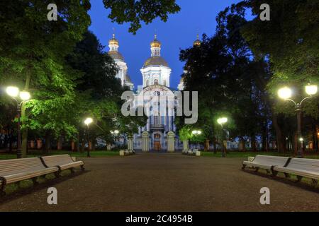 Cattedrale di San Nicola (sobor Nikolsky), conosciuta come la Chruch dei marinai a San Pietroburgo, Russia al crepuscolo dal parco suroundi Foto Stock