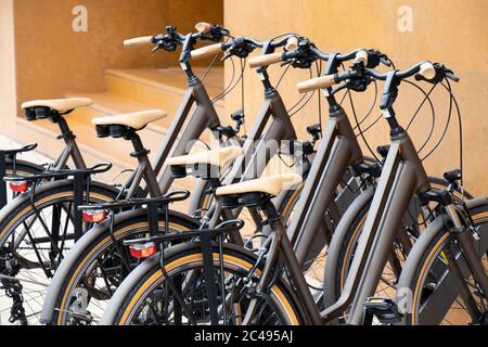 Nuove ed eleganti biciclette in esposizione, dettaglio a parete Foto Stock