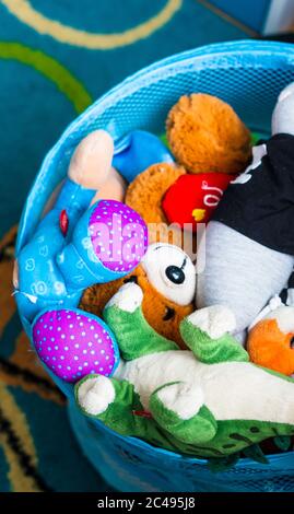 POZNAN, POLONIA - 29 maggio 2020: Mix di diversi animali morbidi peluche in un cesto blu. Vista verticale ad angolo alto. Foto Stock