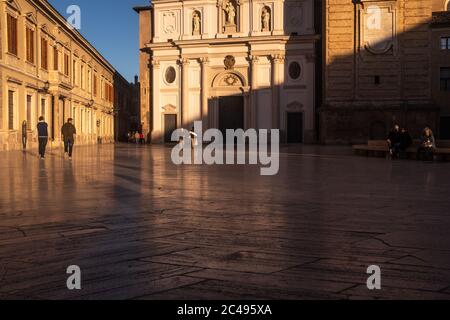 Persone che fanno una pausa e camminano di fronte alla Catedral del Salvador (Cattedrale del Salvatore), conosciuta anche come la Seo, Saragozza, Spagna Foto Stock