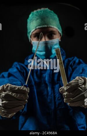 Foto stile Doomsday di tecnico medico in procinto di somministrare un test tampone Foto Stock