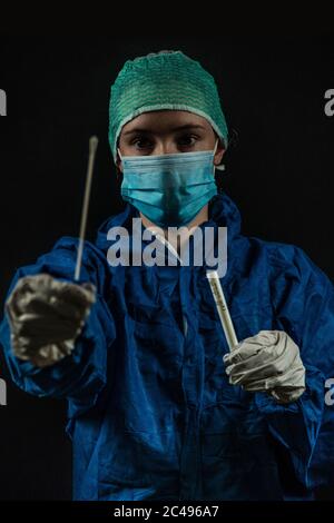 Foto stile Doomsday di tecnico medico in procinto di somministrare un test tampone Foto Stock