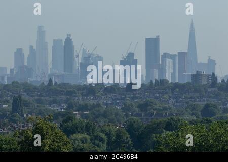 WIMBLEDON LONDRA, REGNO UNITO. 25 giugno 2020. Lo skyline di Londra visto da Wimbledon attraverso una foschia di calore in un altro giorno ondeggiante mentre la capitale sperimenta temperature superiori a 34C/ 90F con i più alti livelli di radiazione ultravioletta UV. Credit: amer Ghazzal/Alamy Live News Foto Stock