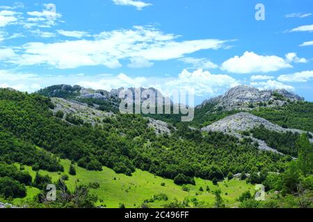 Vette di montagna su Velebit in Croazia, vista dalla sella Mali Alan a Tulove grede Foto Stock