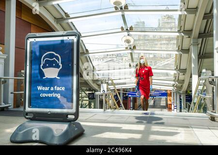 Le scene all'interno della stazione di Waverley a partire dal lunedì le maschere facciali sono impostate come obbligatorie sui mezzi di trasporto pubblici in Scozia. La Scozia è in una quattordicesima settimana di blocco a causa dell'epidemia di covid-19. Credito: Euan Cherry Foto Stock