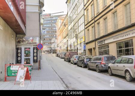 STOCCOLMA, SVEZIA - 21 MARZO 2013 - Vista di via Herkulesgatan in primavera. Una delle stradine storiche nel centro di Stoccolma. Foto Stock