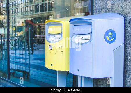 STOCCOLMA, SVEZIA - MAR 21, 2013 - caselle postali blu e gialle a Stoccolma, Svezia vicino alla vetrina dei negozi. Foto Stock