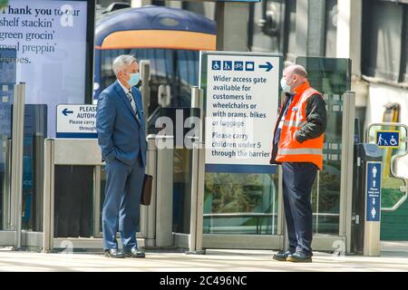 Le scene all'interno della stazione di Waverley a partire dal lunedì le maschere facciali sono impostate come obbligatorie sui mezzi di trasporto pubblici in Scozia. La Scozia è in una quattordicesima settimana di blocco a causa dell'epidemia di covid-19. Credito: Euan Cherry Foto Stock