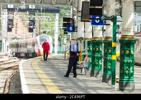 Le scene all'interno della stazione di Waverley a partire dal lunedì le maschere facciali sono impostate come obbligatorie sui mezzi di trasporto pubblici in Scozia. La Scozia è in una quattordicesima settimana di blocco a causa dell'epidemia di covid-19. Credito: Euan Cherry Foto Stock