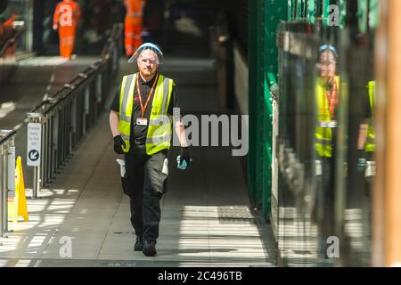 Le scene all'interno della stazione di Waverley a partire dal lunedì le maschere facciali sono impostate come obbligatorie sui mezzi di trasporto pubblici in Scozia. La Scozia è in una quattordicesima settimana di blocco a causa dell'epidemia di covid-19. Credito: Euan Cherry Foto Stock