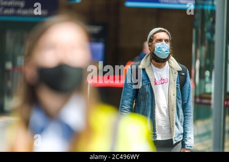 Le scene all'interno della stazione di Waverley a partire dal lunedì le maschere facciali sono impostate come obbligatorie sui mezzi di trasporto pubblici in Scozia. La Scozia è in una quattordicesima settimana di blocco a causa dell'epidemia di covid-19. Credito: Euan Cherry Foto Stock