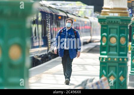 Le scene all'interno della stazione di Waverley a partire dal lunedì le maschere facciali sono impostate come obbligatorie sui mezzi di trasporto pubblici in Scozia. La Scozia è in una quattordicesima settimana di blocco a causa dell'epidemia di covid-19. Credito: Euan Cherry Foto Stock