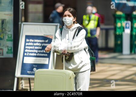 Le scene all'interno della stazione di Waverley a partire dal lunedì le maschere facciali sono impostate come obbligatorie sui mezzi di trasporto pubblici in Scozia. La Scozia è in una quattordicesima settimana di blocco a causa dell'epidemia di covid-19. Credito: Euan Cherry Foto Stock