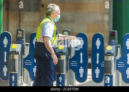 Le scene all'interno della stazione di Waverley a partire dal lunedì le maschere facciali sono impostate come obbligatorie sui mezzi di trasporto pubblici in Scozia. La Scozia è in una quattordicesima settimana di blocco a causa dell'epidemia di covid-19. Credito: Euan Cherry Foto Stock