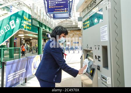 Le scene all'interno della stazione di Waverley a partire dal lunedì le maschere facciali sono impostate come obbligatorie sui mezzi di trasporto pubblici in Scozia. La Scozia è in una quattordicesima settimana di blocco a causa dell'epidemia di covid-19. Credito: Euan Cherry Foto Stock