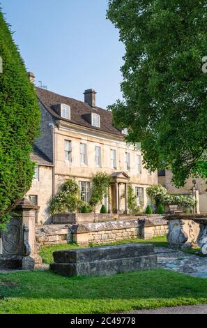 Casa cittadina di Painswick e cortile all'alba. Painswick, Cotswolds, Gloucestershire, Inghilterra Foto Stock