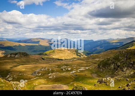 Transalpina vista su strada nelle montagne dei Carpazi, Romania Foto Stock