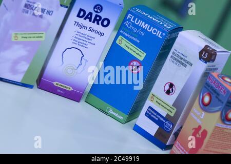 NIEUWEGEIN, 25-06-2020 , , medicinali comunemente usati disponibili in negozio o farmacia veel gebruikte medicijnen bij verkrijgbaar in de winkel di apotheek hoestdranken Foto Stock