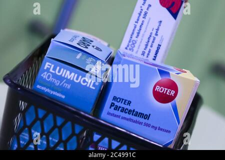 NIEUWEGEIN, 25-06-2020 , , medicinali comunemente usati disponibili in negozio o farmacia veel gebruikte medicijnen bij verkrijgbaar in de winkel di apotheek medicijnen Foto Stock