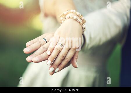 anelli di nozze sulle mani dello sposo e dello sposo Foto Stock