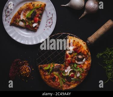 foto di stock di pizza italiana al doppio formaggio su sfondo nero Foto Stock