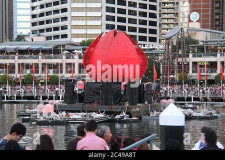 Che cosa assomiglia leggermente ad una versione gigante dell'emblema floreale del NSW, la Waratah (telopea speciosissima) può essere vista in Darling Harbour sull'Australia Foto Stock