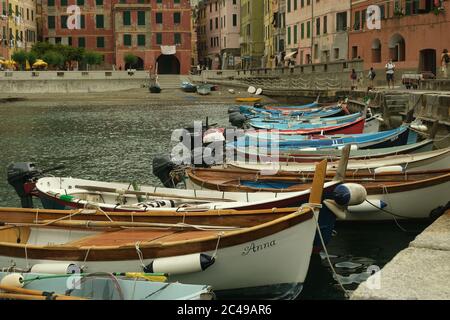 Vernazza, cinque Terre, Liguria, Italia. Circa 6/2020. Villaggio sul mare con case colorate. Distanza sociale nel periodo Coridavirus Covid-19. Foto Stock