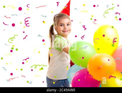 Piccola ragazza sorridente che festeggia il compleanno con balloni multicolore Foto Stock