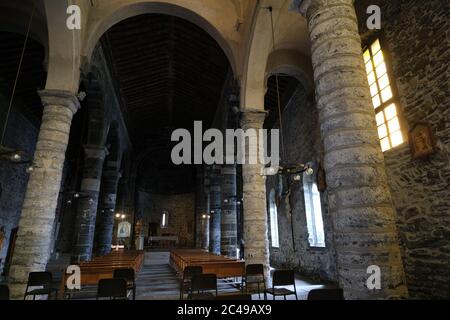 Vernazza, cinque Terre, Liguria, Italia. Circa 6/2020. Chiesa di Santa Margherita di Antiochia. Interno con colonne e muri in pietra in stia romanica Foto Stock