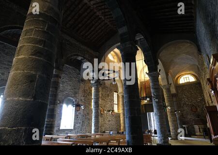 Vernazza, cinque Terre, Liguria, Italia. Circa 6/2020. Chiesa di Santa Margherita di Antiochia. Interno con colonne e muri in pietra in stia romanica Foto Stock