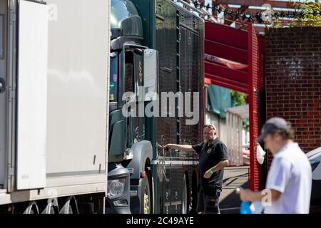 Londra, Regno Unito. 25 Giugno 2020. Gli equipaggi televisivi iniziano a creare il Brentford FC prima della partita contro West Brom. Credit: Liam Asman/Alamy Live News Foto Stock