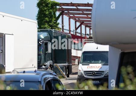 Londra, Regno Unito. 25 Giugno 2020. Gli equipaggi televisivi iniziano a creare il Brentford FC prima della partita contro West Brom. Credit: Liam Asman/Alamy Live News Foto Stock