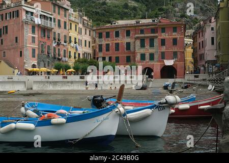 Vernazza, cinque Terre, Liguria. Circa 6/2020. Case colorate villaggio con vista sul mare. Foto di stock gratuitamente. Barche da pesca colorate. Foto Stock