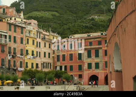 Vernazza, cinque Terre, Liguria, Italia. Circa 6/2020. Villaggio sul mare con case colorate. Distanza sociale nel periodo Coridavirus Covid-19. Foto Stock