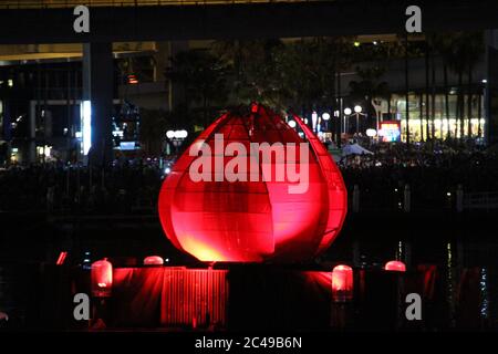 Che cosa assomiglia leggermente ad una versione gigante dell'emblema floreale del NSW, la Waratah (telopea speciosissima) può essere vista in illuminato prima dei fuochi d'artificio s. Foto Stock