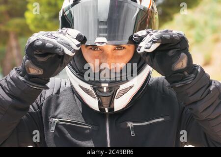 ritratto in primo piano di un biker che tiene il casco Foto Stock